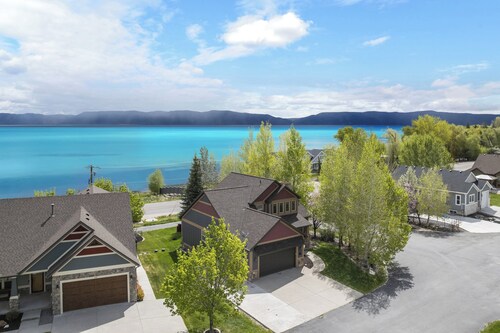 Lakeside Haven, a cozy and relaxing home that sleeps 24 with pool/hottub access!