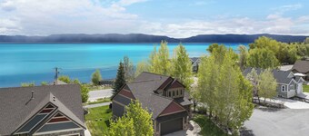 Lakeside Haven, a cozy and relaxing home that sleeps 24 with pool/hottub access!