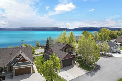 Lakeside Haven, a cozy and relaxing home that sleeps 24 with pool/hottub access!