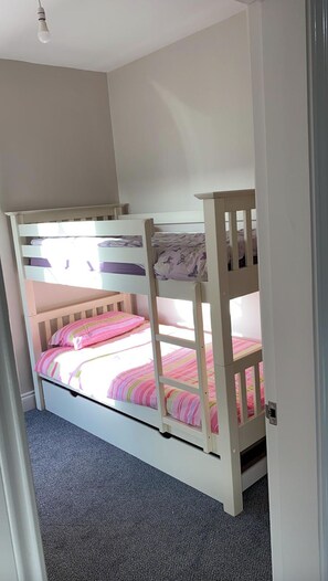 4 Schlafzimmer, Bügeleisen/Bügelbrett, WLAN, Bettwäsche