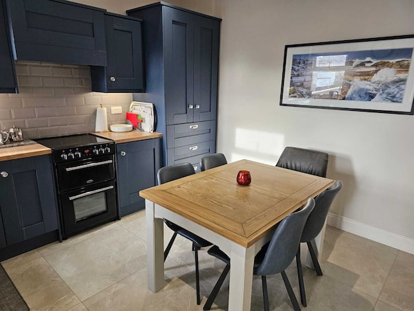 Private kitchen - Few minutes walk to Royal Portrush Golf Club (Open Championship 2025), 4 bedroom (Portrush)