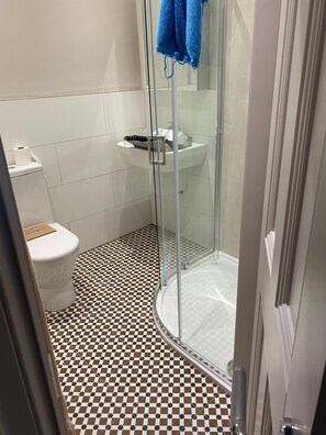 Dusche, Handtücher, Seife, Toilettenpapier