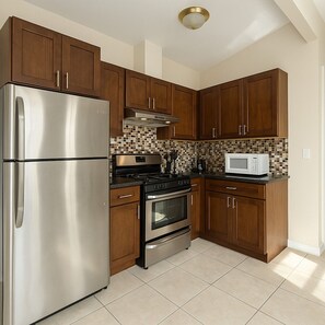 Fridge, microwave, oven, stovetop - Spacious Spotless 2bdr apartment New York, Manhattan, Central Park, Times Square (New York)