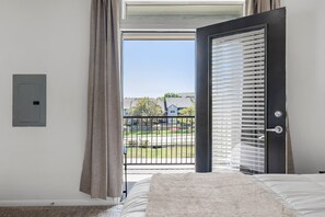 2 bedrooms, iron/ironing board, WiFi, bed sheets - 2-bedroom Modern apartment Near Downtown & Airport. Access to Pool + Gym (Austin)