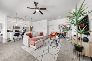 Smart TV - 2-bedroom Modern apartment Near Downtown & Airport. Access to Pool + Gym (Austin)