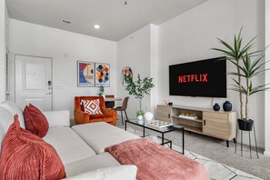 Smart TV - 2-bedroom Modern apartment Near Downtown & Airport. Access to Pool + Gym (Austin)