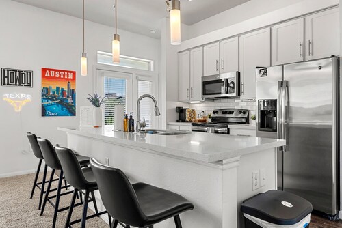 2-bedroom Modern apartment Near Downtown & Airport. Access to Pool + Gym