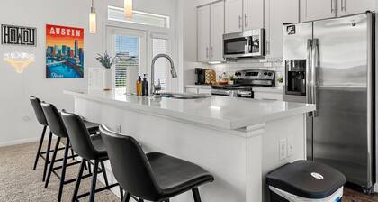 2-bedroom Modern apartment Near Downtown & Airport. Access to Pool + Gym