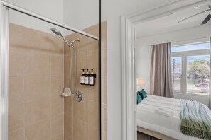 Haartrockner, Handtücher, Seife, Shampoo