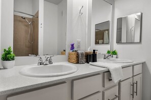 Asciugacapelli, asciugamani, sapone, shampoo
