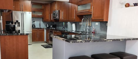 Microondas, horno, placa de cocina