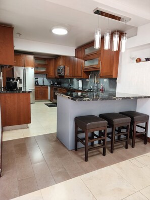 Micro-ondes, four, plaque de cuisson