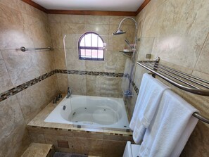 Haartrockner, Handtücher, Seife, Toilettenpapier