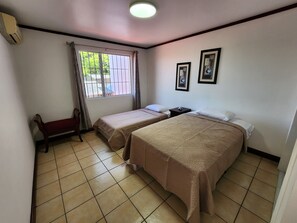 3 makuuhuonetta, silitysrauta/-lauta, Wi-Fi, vuodevaatteet