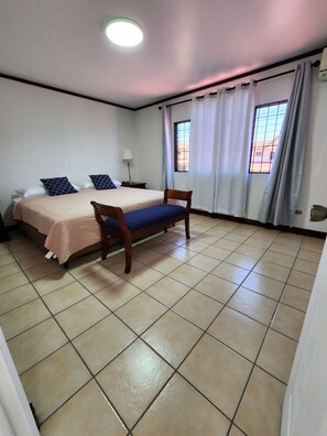 3 chambres, fer et planche à repasser, Wi-Fi, draps fournis