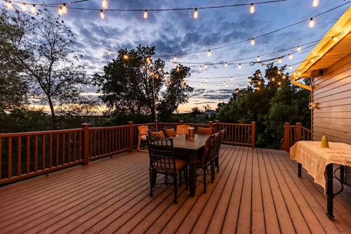 Lagoon Basecamp-Hot Tub, Large Deck, Valley View!