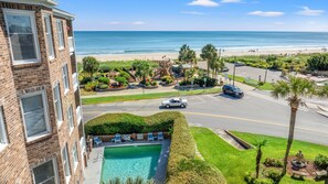 Un hôtel doté d'une piscine, offrant une vue sur la plage et disposant d'un parking.