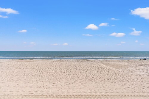 Breezy Corner Oceanfront at Drayton House #201