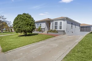 Exterior - Charming 3-bedroom villa with Wi-Fi, AC in fantastic Location (Los Angeles)