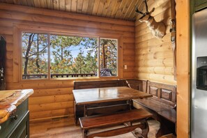 Huisje, uitzicht op bergen | Dineren op de kamer