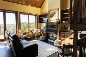 Smart-TV, Kamin, Bücher