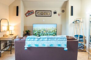 55 吋智能電視連數碼電視頻道、壁爐、串流服務