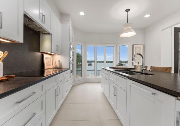 Casa, varias camas (Stone Point Overlook) | Cocina privada