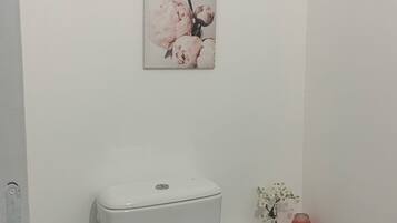 Dusche, HandtĂŒcher, Seife, Toilettenpapier