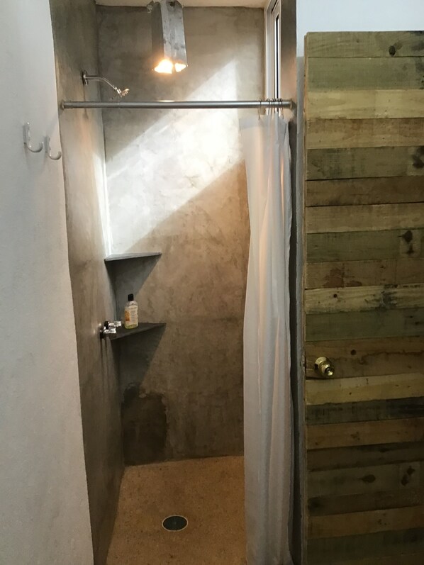 Regadera, toallas, jabón, papel de baño 