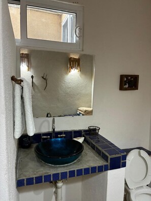 Regadera, toallas, jabón, papel de baño 