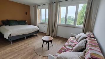 3 bedrooms, iron/ironing board, travel crib, free WiFi