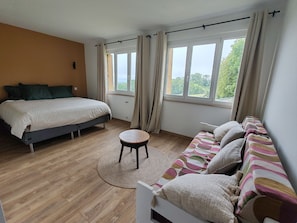 3 slaapkamers, een strijkplank/strijkijzer, reisbedje, gratis wifi