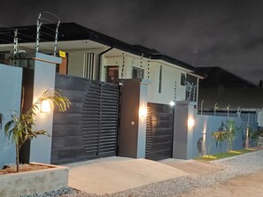 Exterior detail - The Oasis. Luxury. Airport pick up+WiFi+Breakfast items. Peaceful yet central (Accra)