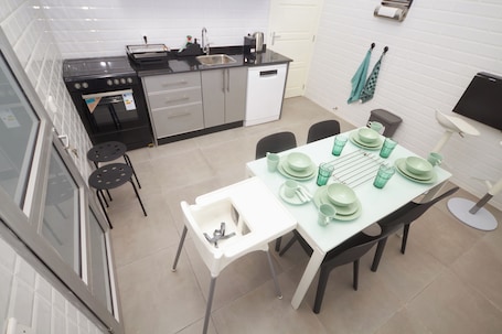 Refrigerador con freezer, horno, placa de cocina, lavavajillas