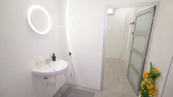 Haartrockner, Hausschuhe, Handtücher, Toilettenpapier