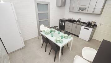 Appartement Luxe, balcon, vue montagne | 2 chambres, coffres-forts dans les chambres, rideaux occultants