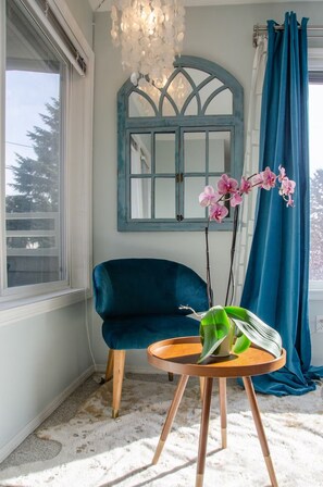 Smart TV, books - Seattle Queen Anne Retreat – Rooftop Deck, Family-Friendly, Prime Location, AC (Seattle)