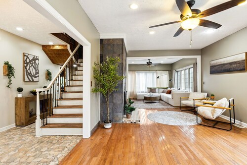 Spacious 6-bedroom house with Game Room, Outside Bar and tons of Family Fun