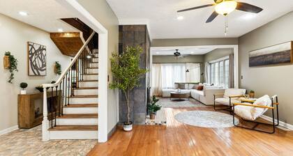 Spacious 6-bedroom house with Game Room, Outside Bar and tons of Family Fun