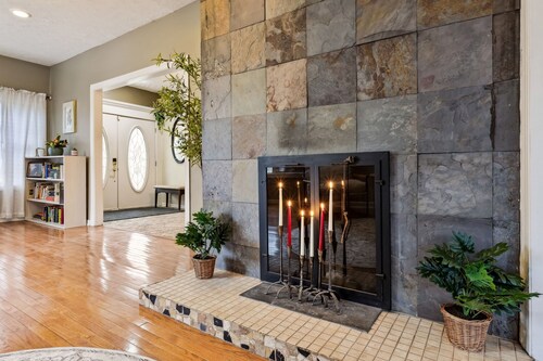 Spacious 6-bedroom house with Game Room, Outside Bar and tons of Family Fun