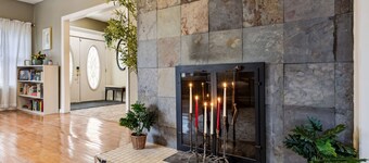 Spacious 6-bedroom house with Game Room, Outside Bar and tons of Family Fun