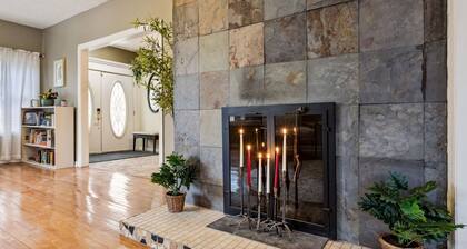 Spacious 6-bedroom house with Game Room, Outside Bar and tons of Family Fun