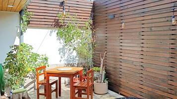 Habitación triple familiar, vista a la ciudad | Terraza o patio