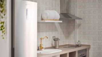 Een koelkast, een microgolfoven, een oven