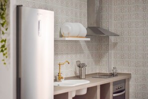 Fridge, microwave, oven, coffee/tea maker