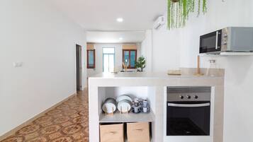 Fridge, microwave, oven, coffee/tea maker