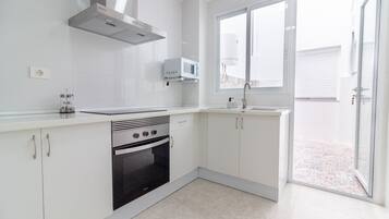 Een koelkast, een magnetron, een oven, een koffiezetapparaat/waterkoker