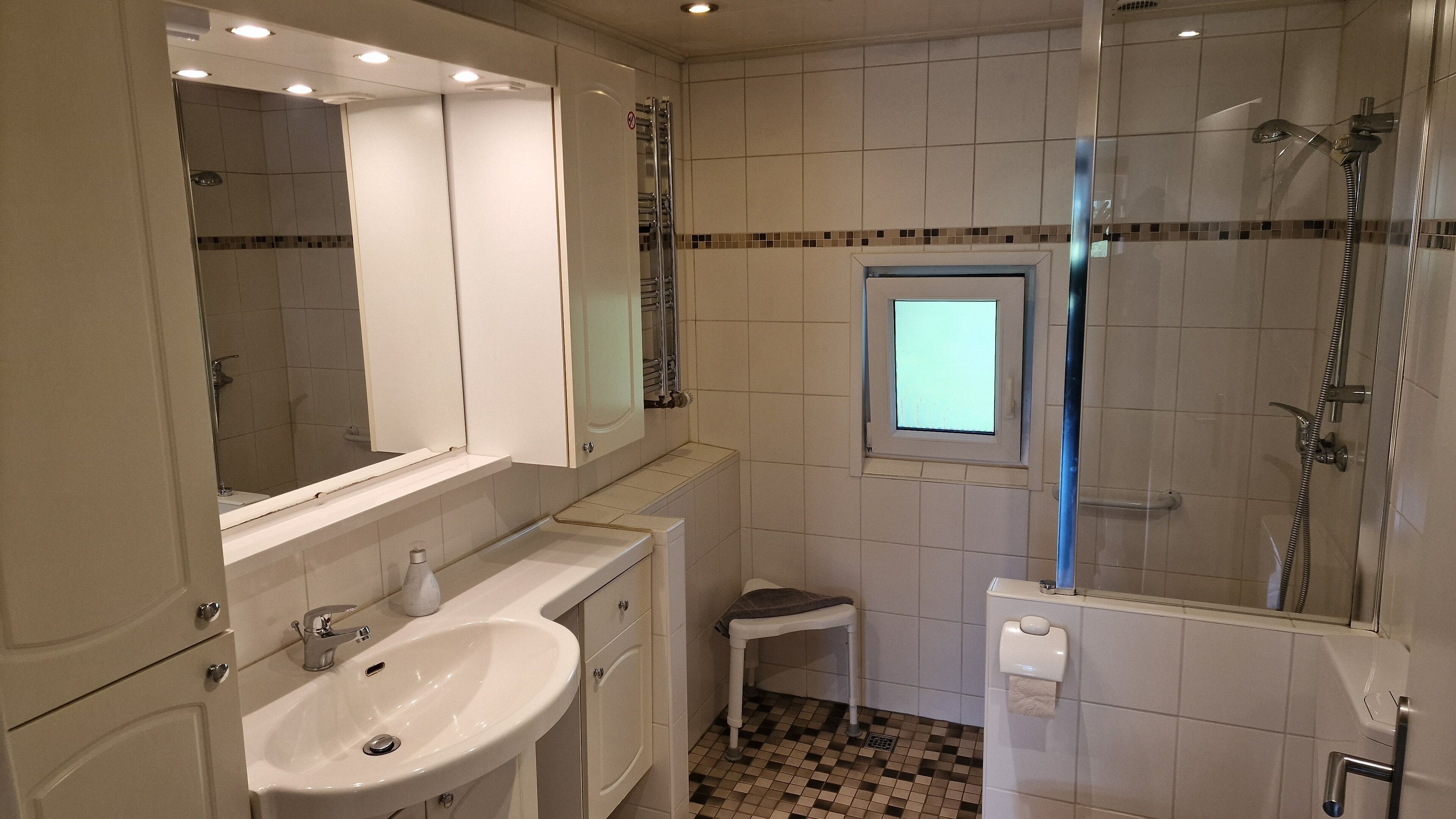 Een douche, een haardroger, handdoeken, zeep