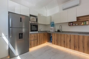 Geladeira, micro-ondas, fogão, cooktop