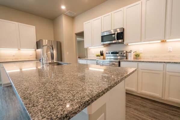 Microwave, oven, dishwasher - The Slowdown Saddle - Hot Tub (Lubbock)